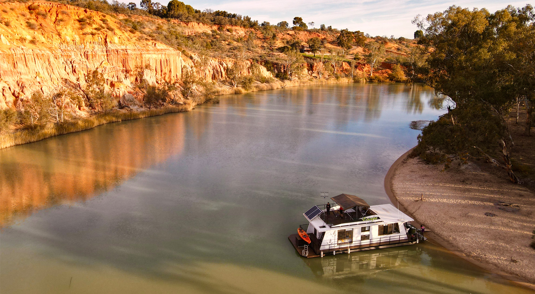 Houseboat on the Murray River in Renmark. Image: TicSA